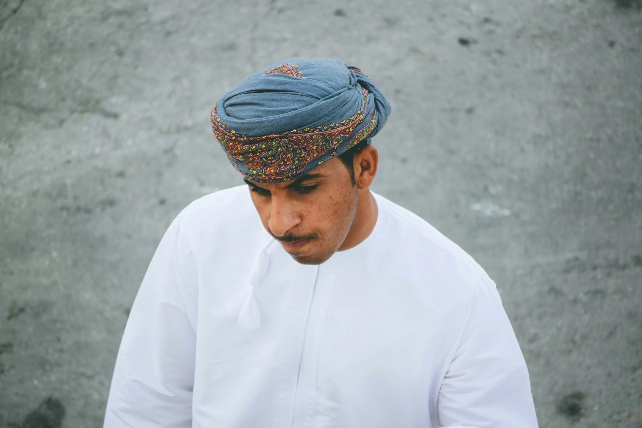 Men’s Omani Thobe in classic white, symbolising modesty and tradition in Islamic clothing.